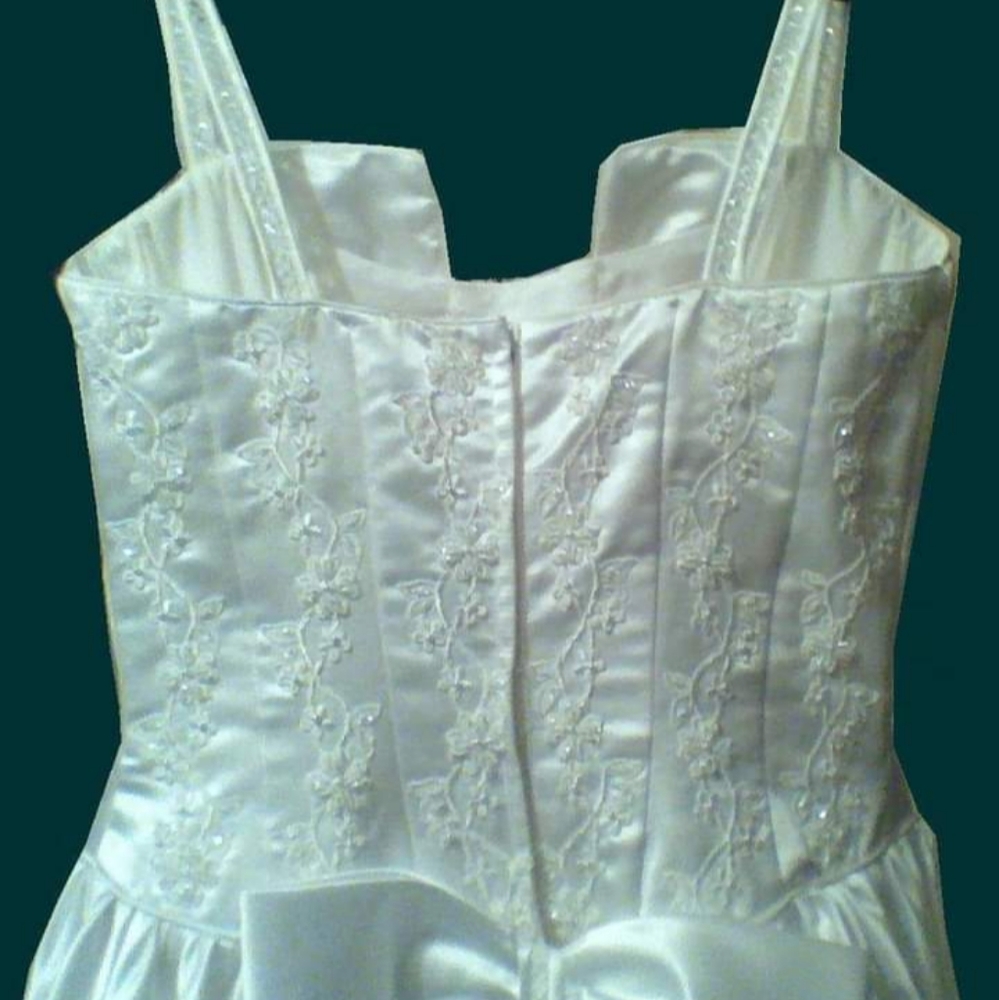 White wedding dress with bead accents and long train. Size 10 - Picture 3 of 3